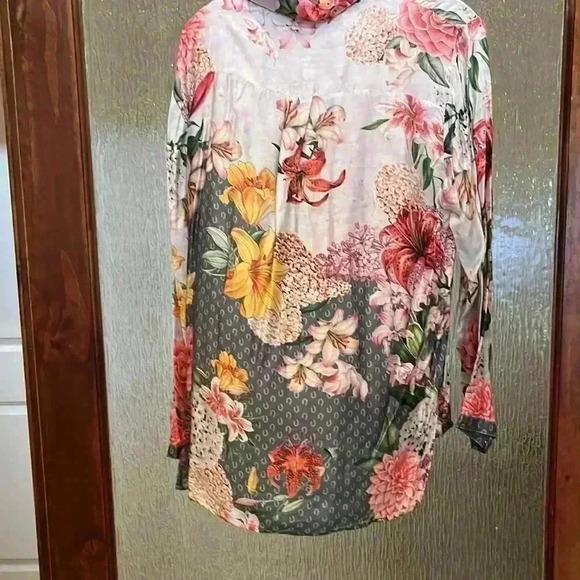 Cienna  Floral Silk Top button down blouse - Picture 3 of 9